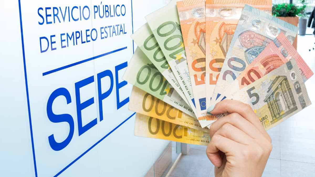 Persona consultando el estado de su prestación por desempleo en la web del SEPE